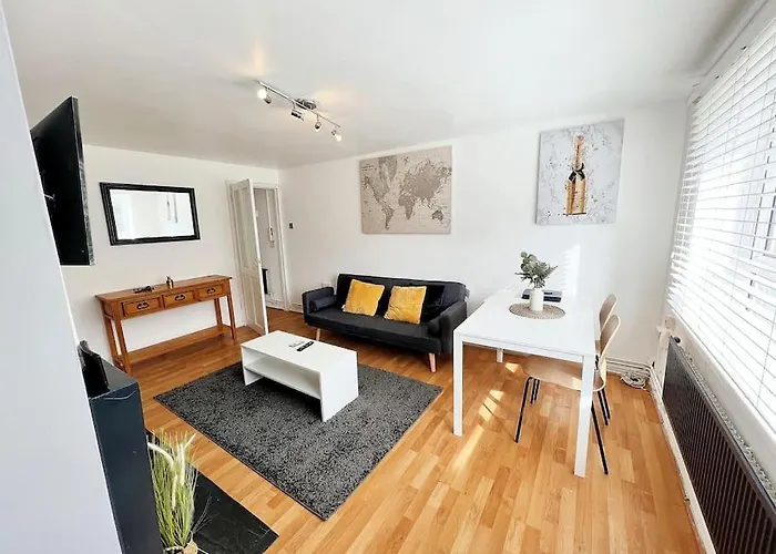 Cosy Croydon Apt Sleeps 5