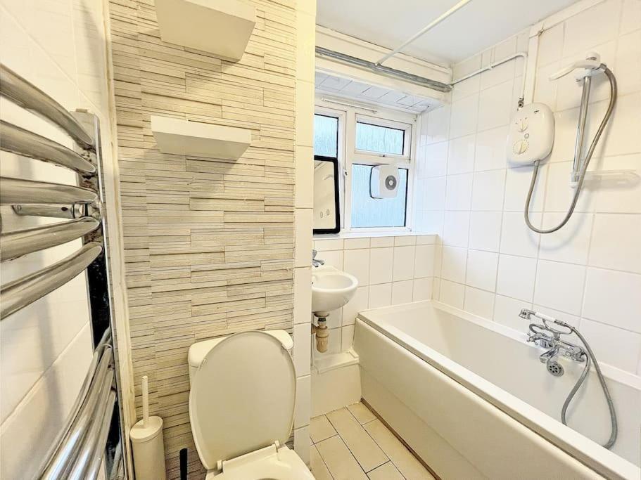 Cosy Sleeps 5 * Croydon