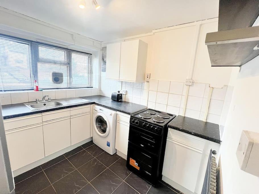 Cosy Sleeps 5 * Croydon